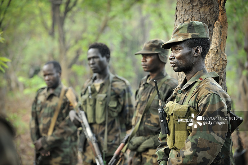 乌干达士兵搜捕“洛 Resistance Army”叛军图片素材