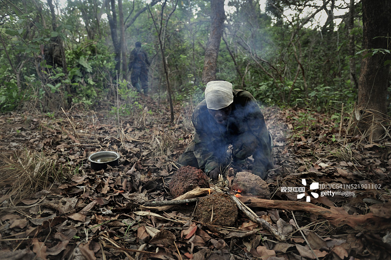 乌干达士兵搜捕“洛 Resistance Army”叛军图片素材