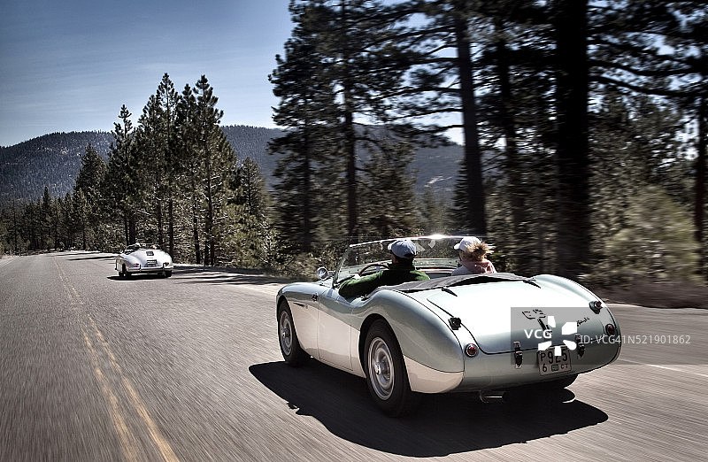 在加利福尼亚行驶的经典汽车图片素材