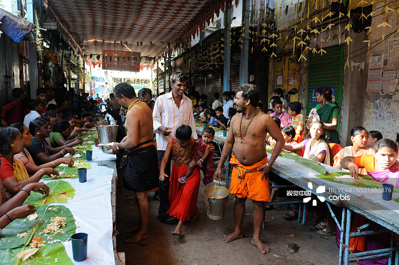 印度孟买达拉维贫民窟的人们用餐图片素材