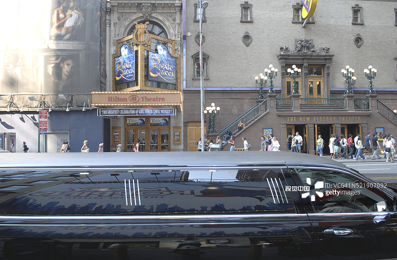 纽约四十二街希尔顿酒店和新胜利剧院前的豪华轿车图片素材