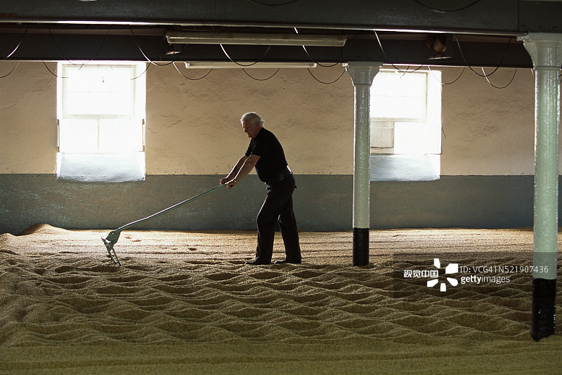百富酿酒厂的酿酒师在烘干谷物图片素材