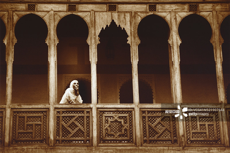 站在阳台上的摩洛哥女人图片素材