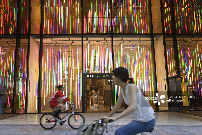 表参道路易威登图片素材