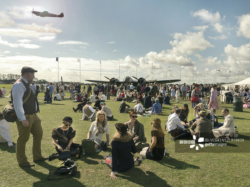 古德伍德复兴节的复古时尚观众，英国西萨塞克斯郡图片素材