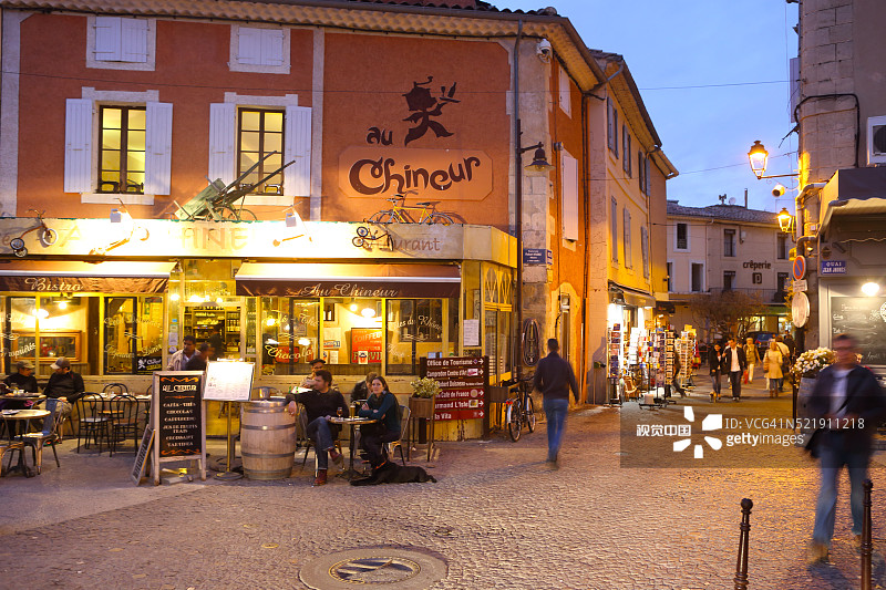 沃克吕兹省索格河畔利勒古镇风光图片素材