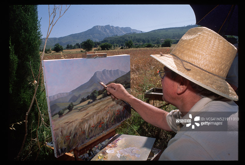 男人绘画圣维克多山图片素材