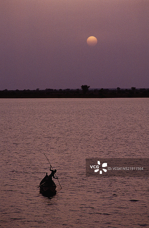 在尼日尔河上撑船的船夫图片素材