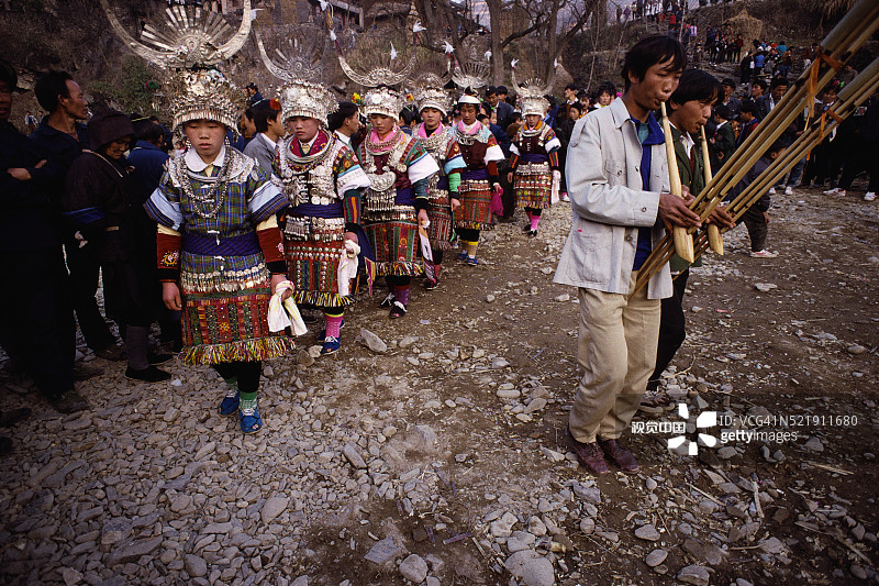 在中国表演的节日舞者和风笛手图片素材