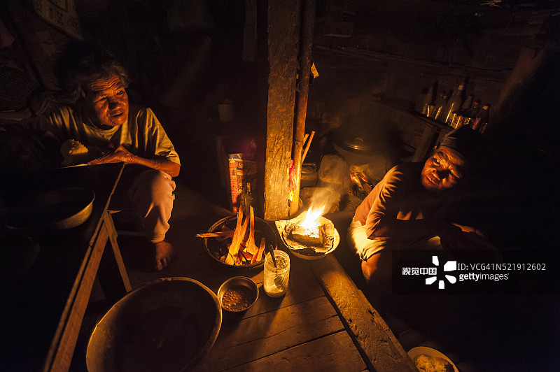 伊戈罗特妇女在火光下吃晚餐图片素材