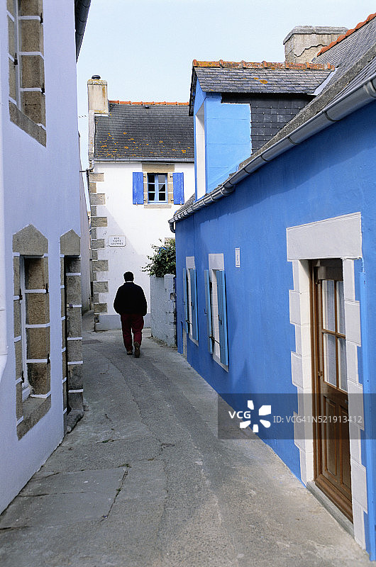 勒堡狭窄街道上的村民图片素材