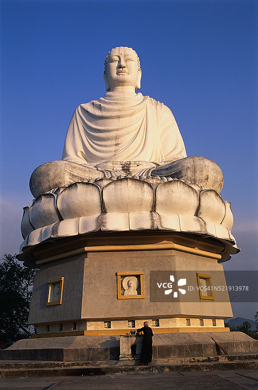 龙山寺的佛像雕塑图片素材
