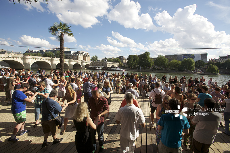 巴黎海滩萨尔萨舞课程图片素材