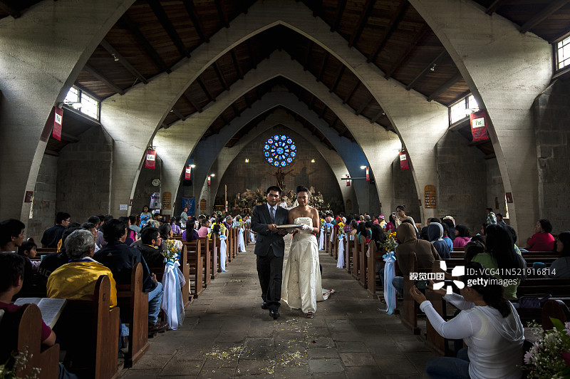 萨加达的教堂婚礼图片素材