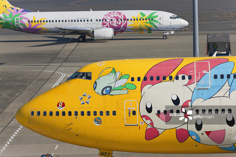 飞机侧面的动漫人物图片素材