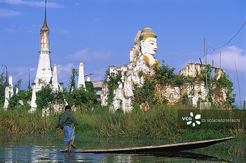 查多基佛塔的佛像图片素材