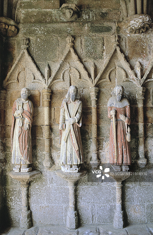 法国凯尔马里亚教堂的雕刻使徒像图片素材