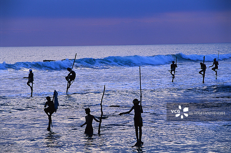 在印度洋的木棍上钓鱼图片素材