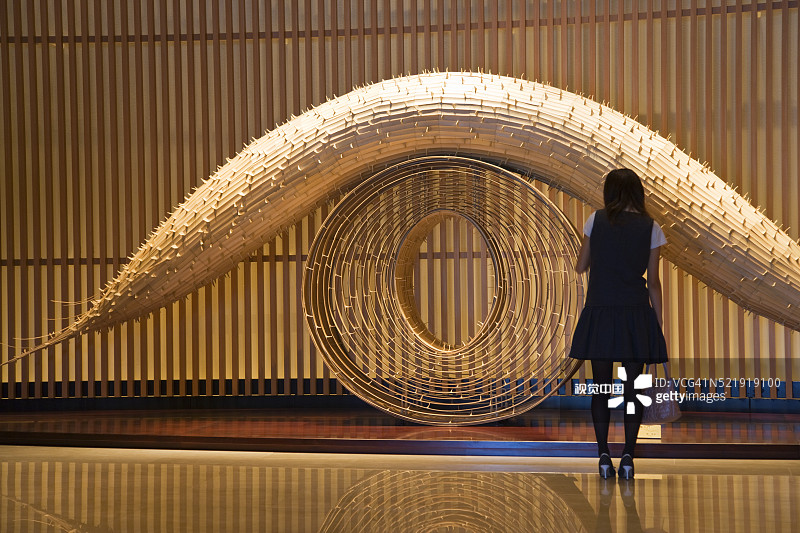 东京半岛酒店大堂的竹雕塑图片素材