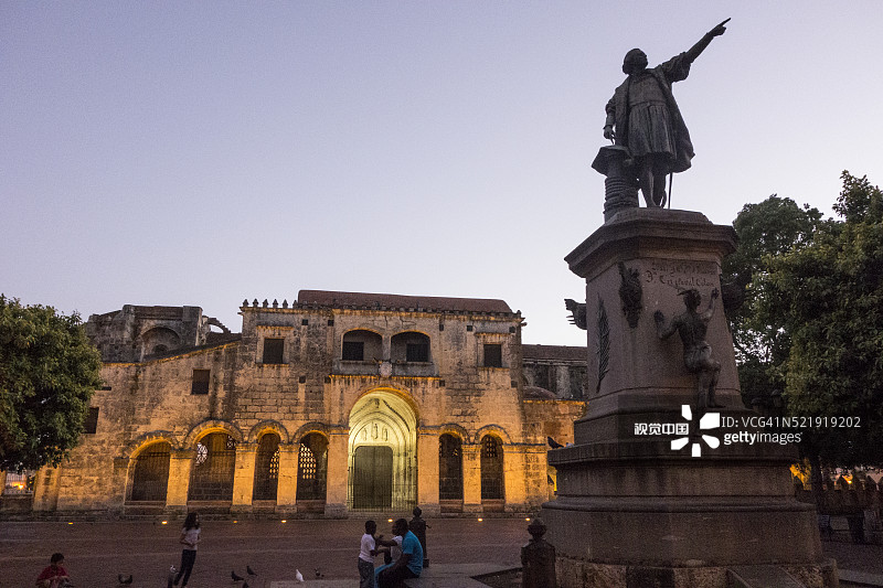 圣多明各的大教堂和克里斯托弗·哥伦布雕像，多米尼加共和国图片素材