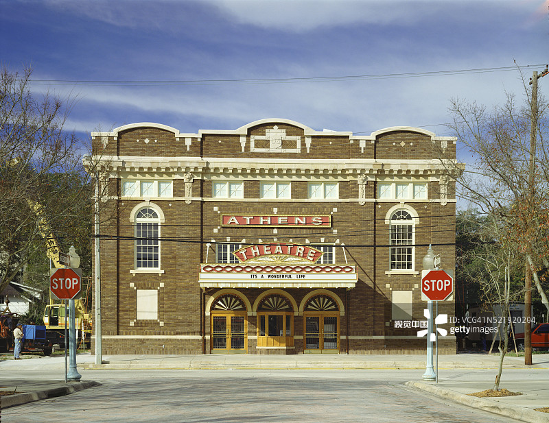 街道尽头的砖砌电影院图片素材