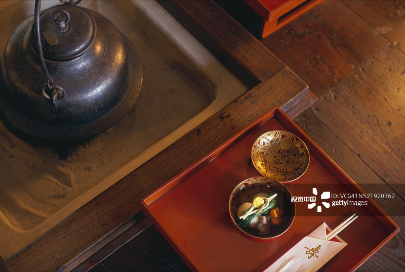 坛素村田度假村围炉里的托盘图片素材