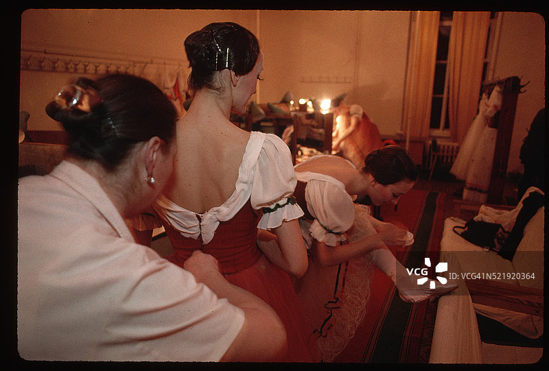 更衣室里的芭蕾舞演员图片素材