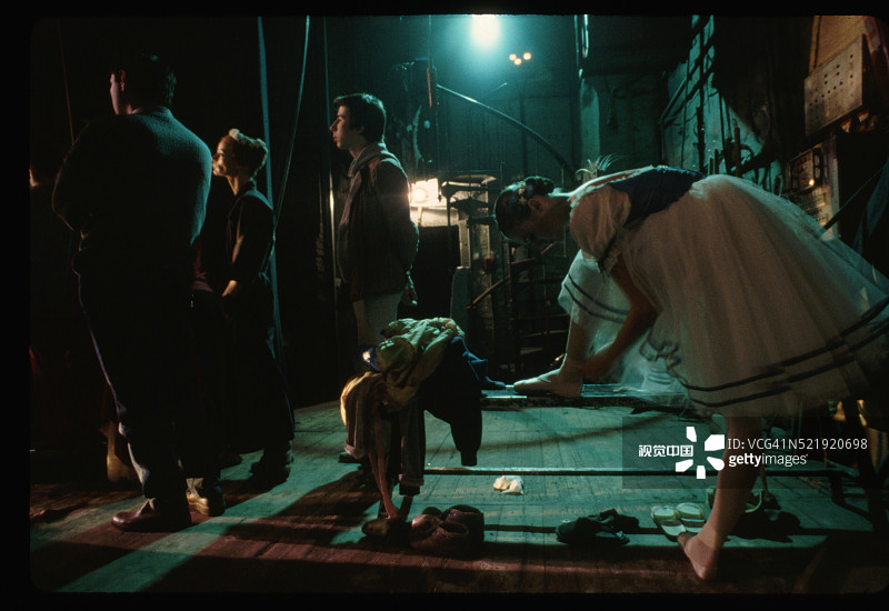 在芭蕾舞后台等待图片素材