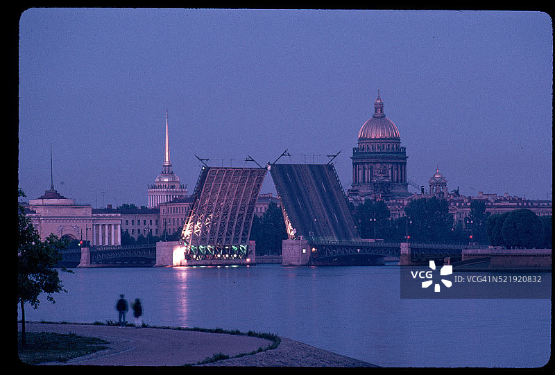 圣彼得堡的开启式吊桥图片素材
