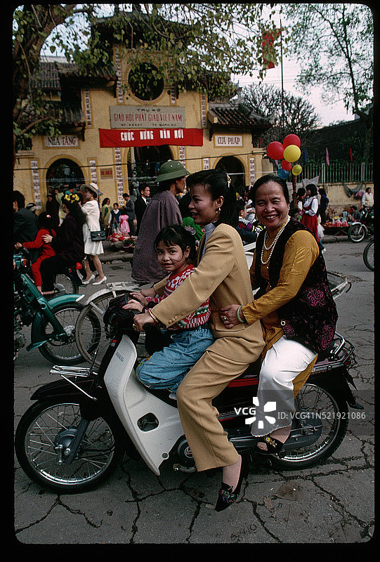 越南家庭骑摩托车图片素材
