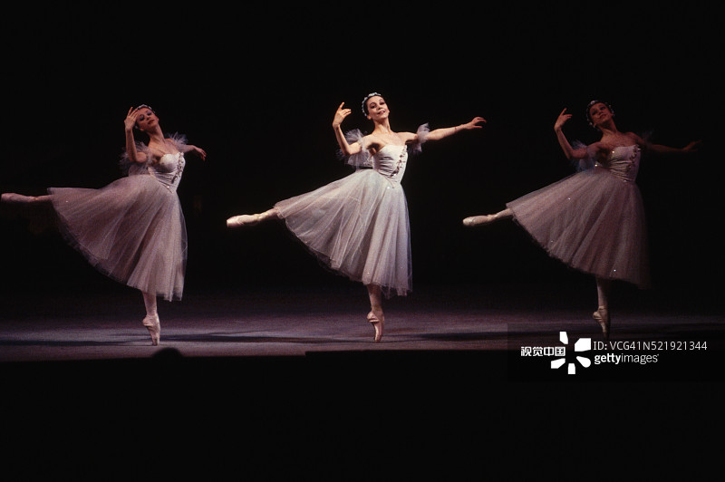 芭蕾舞者表演《仙女》图片素材