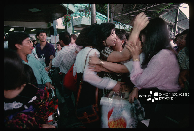 亲人在新山一国际机场迎接亲人图片素材