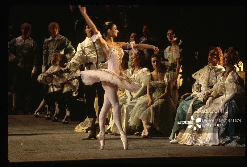 舞台上的俄罗斯芭蕾舞演员图片素材