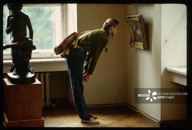 在埃尔米塔日博物馆的参观者图片素材