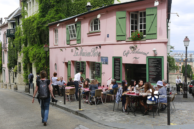 人们在巴黎蒙马特角的咖啡馆里吃喝放松图片素材
