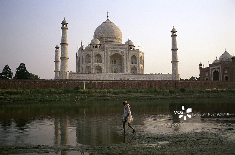 泰姬陵与亚穆纳河图片素材