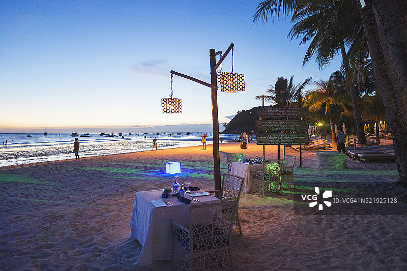 菲律宾长滩岛白海滩的日落图片素材