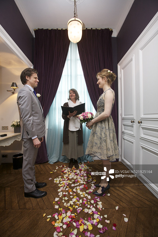 一对美国夫妇在巴黎的婚前仪式图片素材