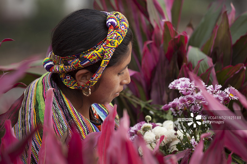 在墓地的女人图片素材
