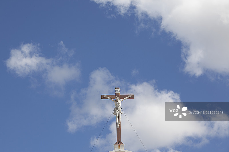 危地马拉教堂顶部的基督受难十字架图片素材