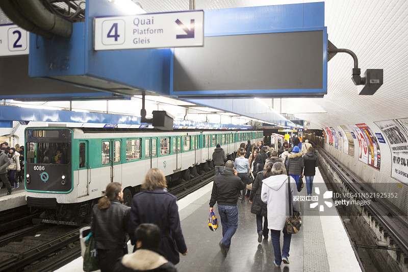 巴黎沙特莱站11号线上乘坐地铁的乘客图片素材