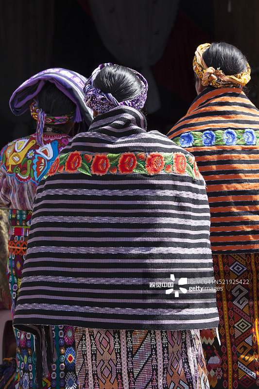 女士们在教堂参加周日弥撒图片素材