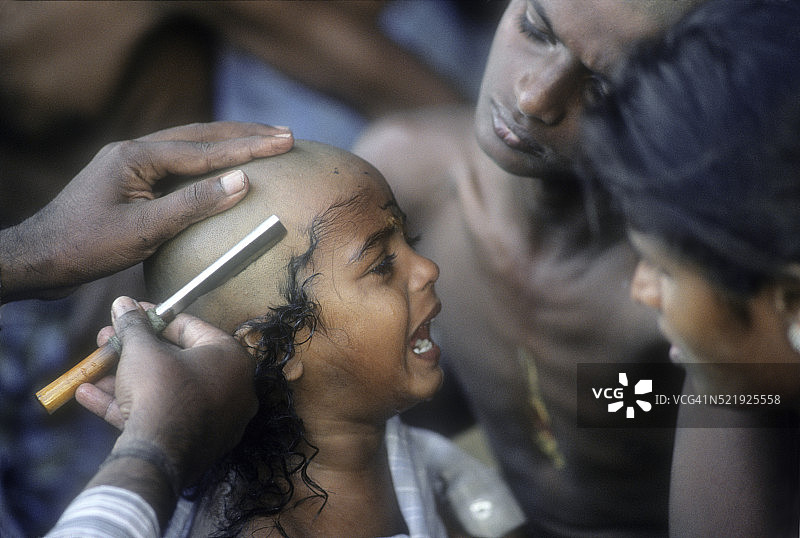 男孩剃头准备参加印度屠妖节图片素材