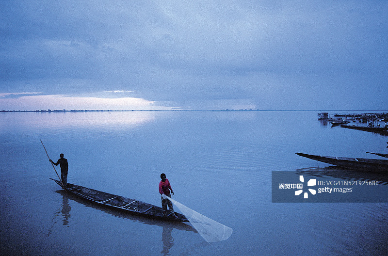 马里尼日尔河黎明时分的捕鱼活动图片素材