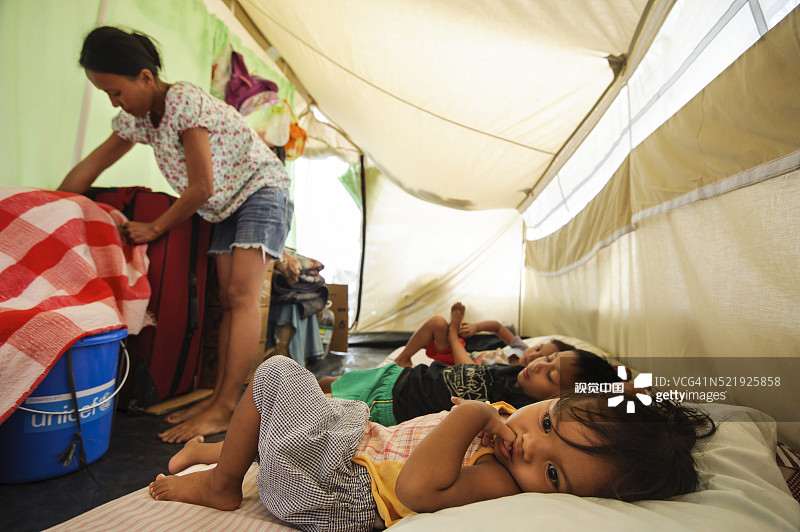 临时避难所内的一家人图片素材