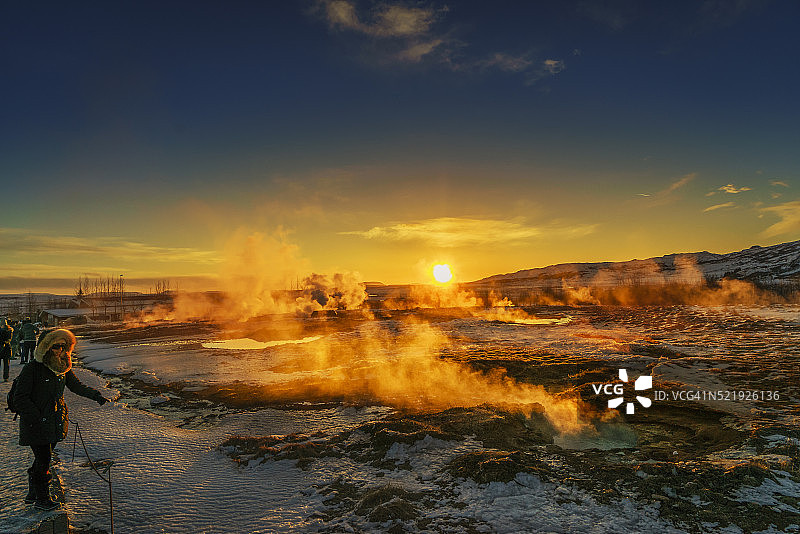 冰岛Strokkur间歇泉日落时分的蒸汽温泉图片素材