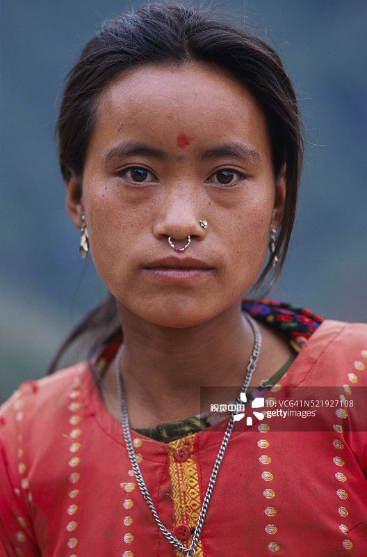 尼泊尔亚尔萨村的塔芒族女孩肖像图片素材