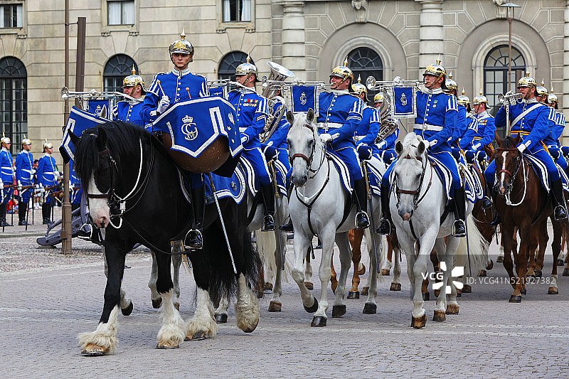 斯德哥尔摩国王宫殿前的卫兵换岗图片素材