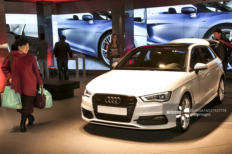 英国伦敦的奥迪汽车经销店图片素材