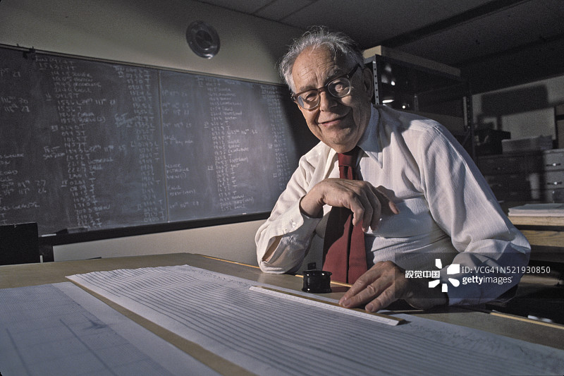 卡尔·里希特博士在他的实验室里图片素材